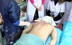 男士背部按摩手法视频教学视频
