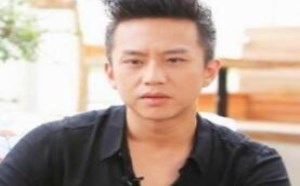关晓彤肤白貌美被围观 刘昊然成军训吉祥物 20180904