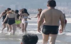 妹子戏水诱惑直男，男子能上勾吗？