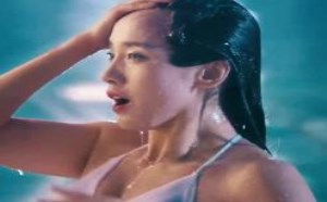 小伙直勾勾地盯着美人出浴瞬间，没想到这女人是大哥的