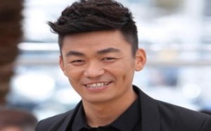 王思聪再当伴郎 与伴娘握手表情超害羞 早扒点20190611