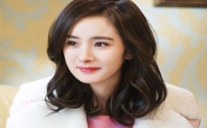 杨幂异国齐刘海低胸裙现身 杨超越机场狂秀美腿20190613