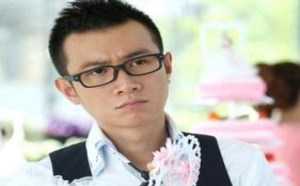 蒋梦婕超短裙露大腿显走光 安七炫劈腿发文道歉20190805