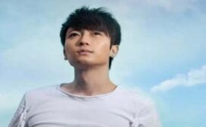 王丽坤恋情疑曝光 鹿晗女粉丝脚踹关晓彤立牌20190912