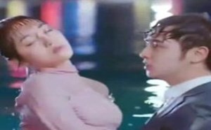美女被心机女撞进游泳池,总裁直接跳下救美女 看傻啦