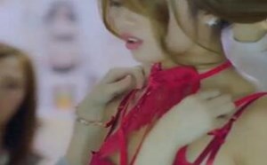 撕坏的衣服被女模直接剪掉，出场惊呆众人