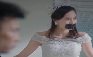 渣男竟拿自己女人做赌注？输了剪衣服，赢了拿1万