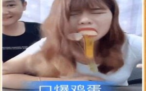 男女朋友床上搞笑视频，能忍住不笑算你牛!