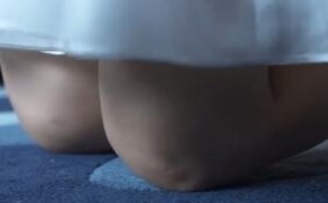 美女被心机女害得坠胎,而美女一句话却让她跪地求饶