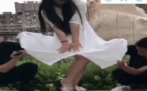 两小伙钻进美女裙子里去找蝴蝶傻缺搞笑视频